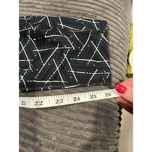 LL Bean Women’s XSmall Capri Leggings Geo Print Yoga EUC - Picture 6 of 7